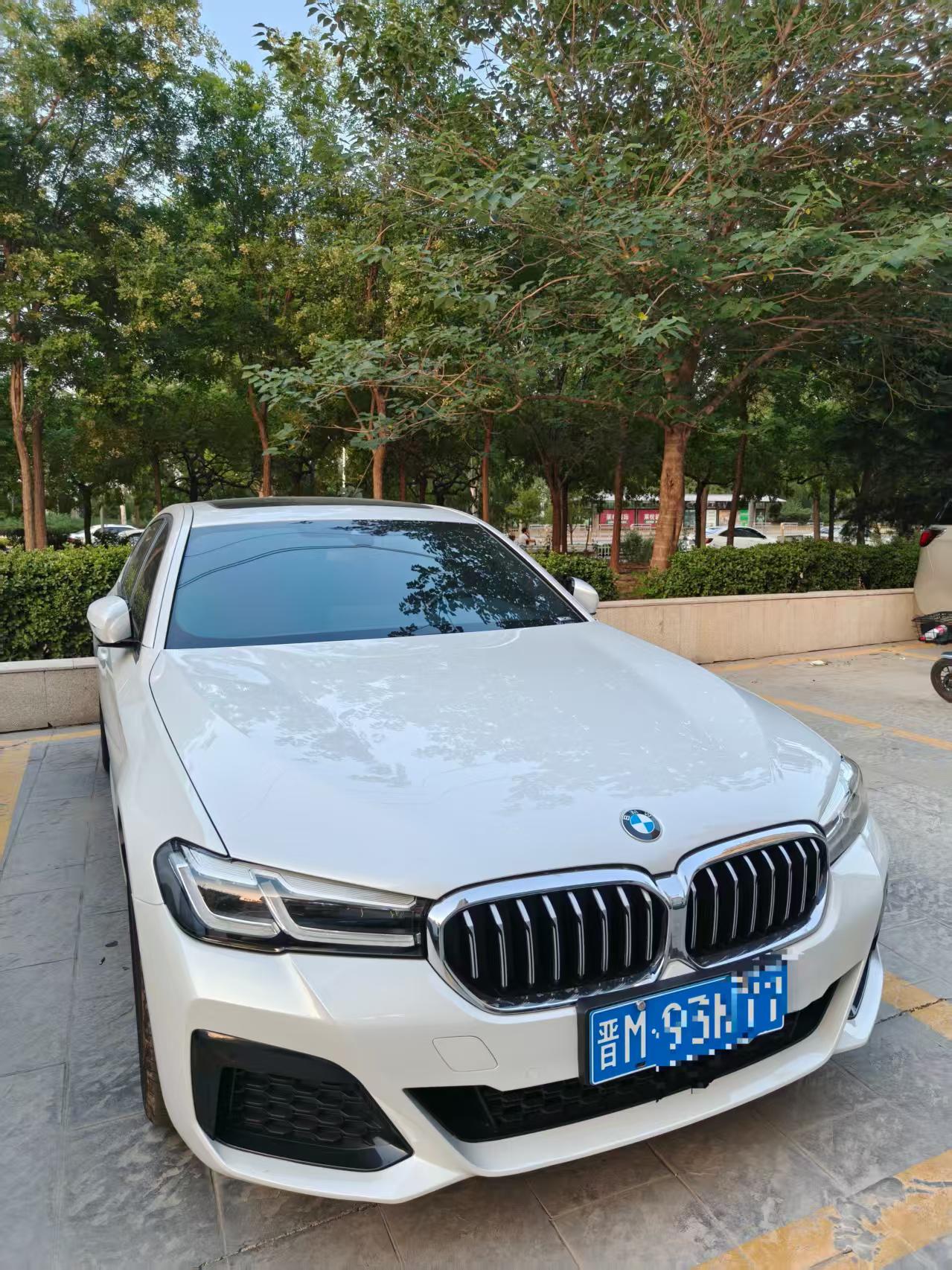 白色新款宝马520 499/天
